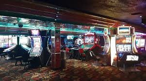 မြန်မာသုံးစွဲသူ မိုဘိုင်းဖြင့် Slots ကစားနေသောပုံ