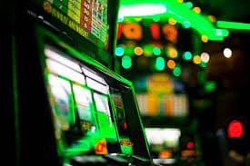 mmkjivip ကာစီနို Roulette Live Dealer table ပေါ်တွင် MMK ဖြင့် Myanmar ကစားသမား ကစားနေသောပုံ